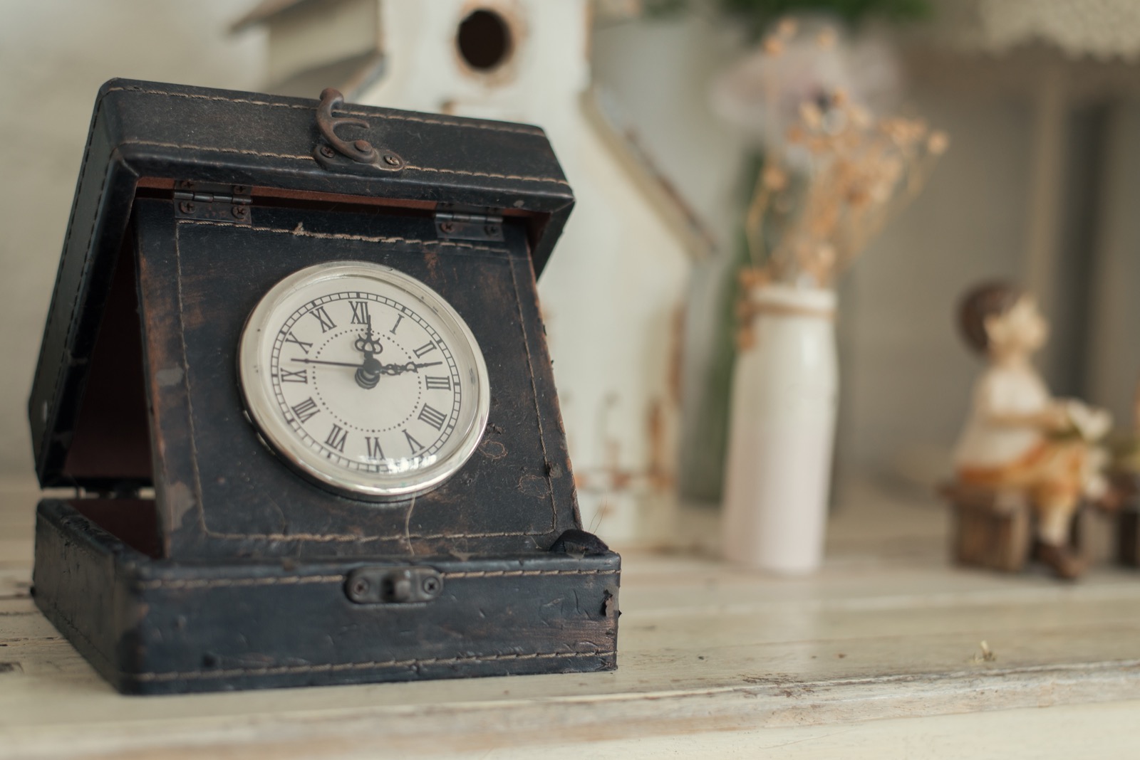 Lot 103 · Wooden Mantel Clock